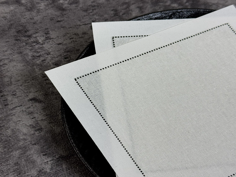 Quali sono i principali vantaggi derivanti dall'utilizzo di tovaglioli di stoffa rispetto a quelli di carta?