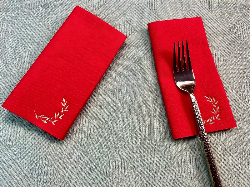 Come vengono prodotti i tovaglioli Airlaid e cosa li rende unici?